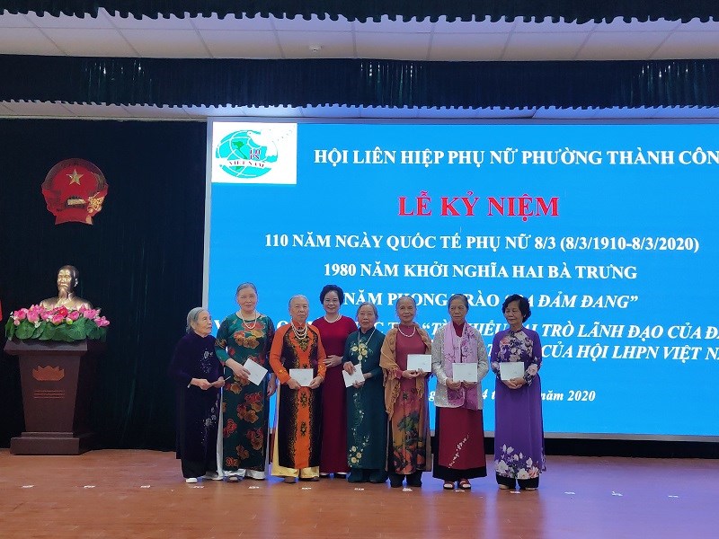 Tại lễ kỷ niệm, Hội LHPN phường Thành Công đã tặng quà cho  các cô các bà đã đạt danh hiệu phụ nữ Ba đảm đang từ năm 1965-1973
