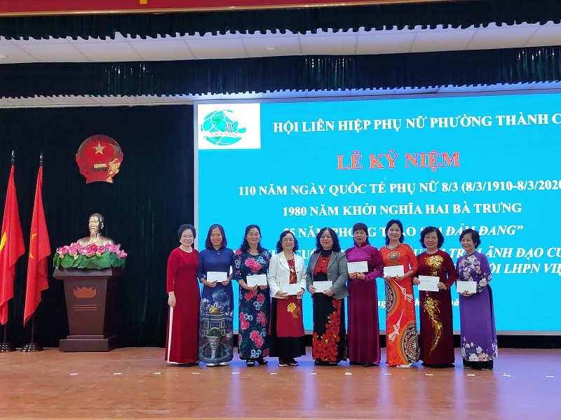 Bà Sơn- Chủ tịch Hội LHPN phường trao giải cho các tập thể cá nhân đạt giải trong cuộc thi 