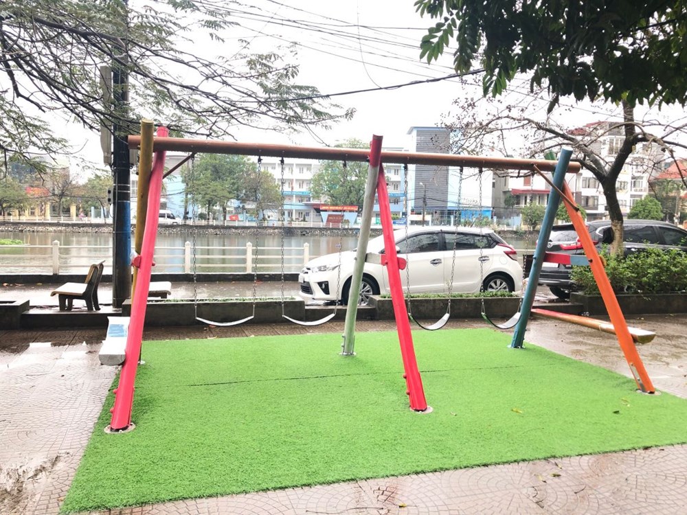 Một góc sân chơi đặt tại Tổ dân phố 11, phường Bồ Đề
