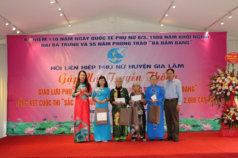 Đại diện lãnh đạo Huyện ủy và Hội LHPN huyện Gia Lâm tặng quà cho các bà, các cô trong phong trào 