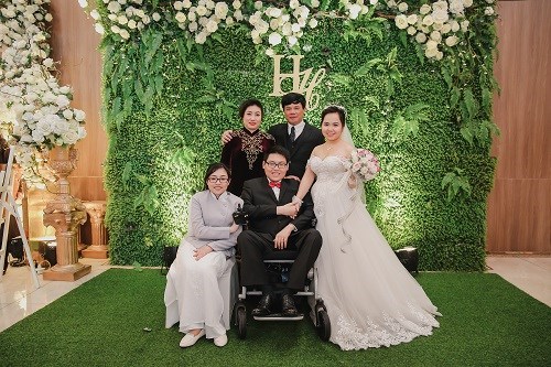 Gia đình chị Hoài Phương trong đám cưới của con trai