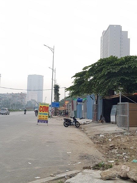 Một quán cơm lấn chiếm lòng đường Nguyễn Văn Huyên