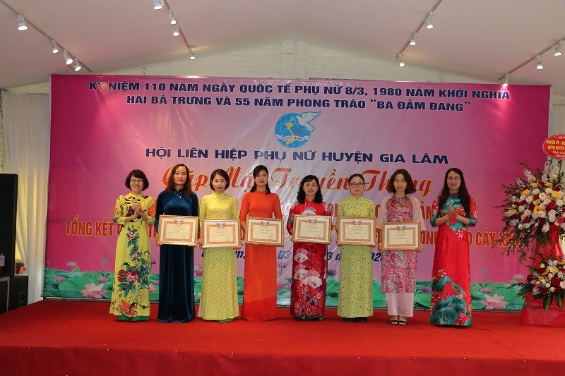 Hội LHPN huyện Gia Lâm trao giải cho các đơn vị tham gia chương trình 