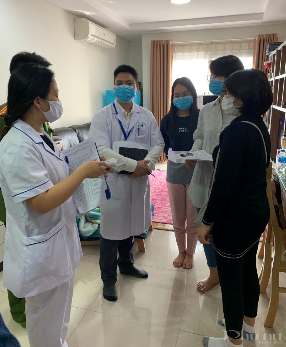 Bác sĩ TYT phường Mễ Trì kiểm tra y tế với trường hợp người Hàn Quốc thực hiện cách ly tại nhà 14 ngày trên địa bàn phường