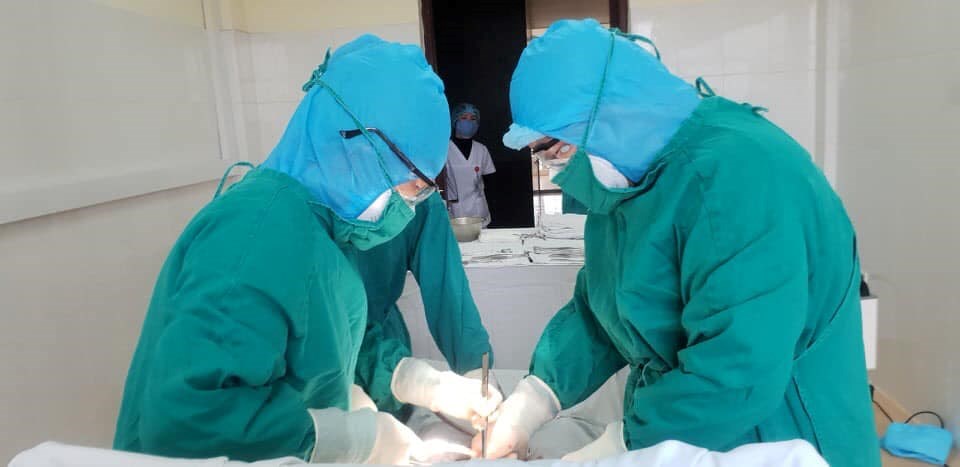 Các bác sĩ bệnh viện Đa khoa Thạch Thất tiến hành ca mổ đẻ cho sản phụ về từ Hàn Quốc, đang trong thời gian cách ly 14 ngày.