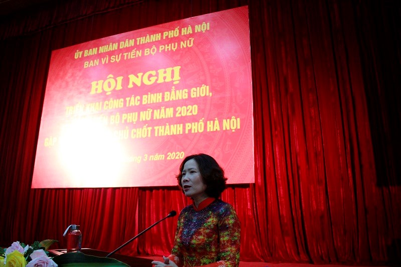 Đồng chí Lê Kim Anh- Chủ tịch Hội LHPN Hà Nội  phát biểu tại hội nghị