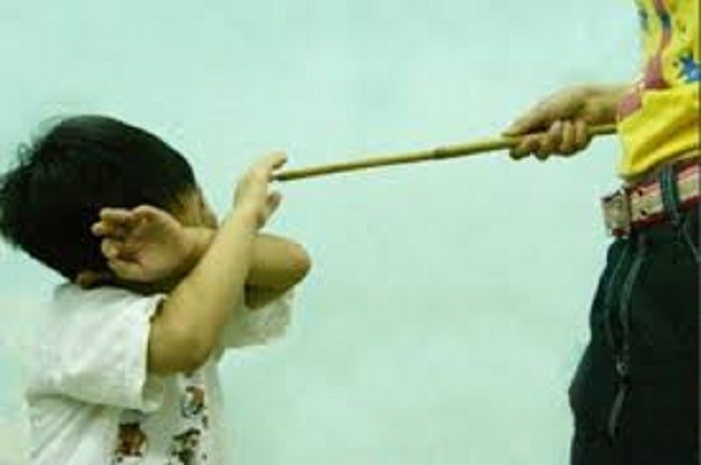 Cha mẹ ngược đãi con sẽ bị pháp luật xử lý nghiêm.