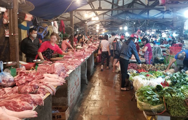 Thực phẩm, rau xanh phong phú tại chợ dân sinh Nhân Chính, quận Thanh Xuân
