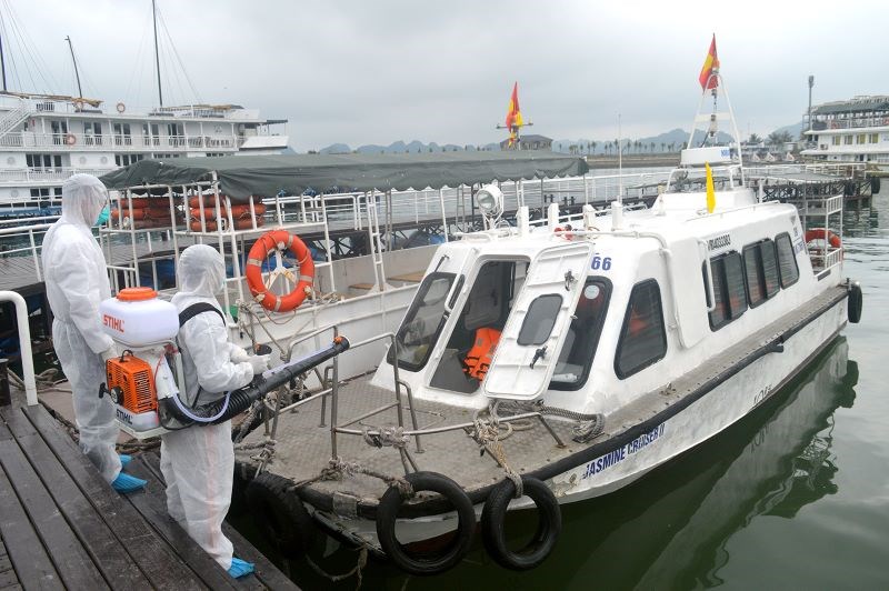 Lực lượng chống dịch của Quảng Ninh tiến hành phun khử trùng tàu du lịch có hành khách nước ngoài nhiễm Covid-19.