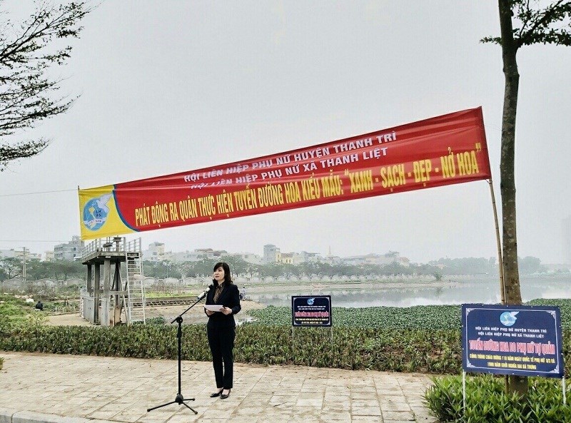 Đồng chí Trần Thị Vân - HUV - Chủ tịch Hội LHPN huyện phát động thực hiện Tuyến đường hoa kiểu mẫu “xanh - sạch - đẹp - nở hoa” tại xã Thanh Liệt.