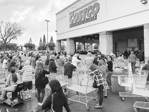 Người dân chờ vào siêu thị Costco mua đồ số lượng lớn ở Mỹ