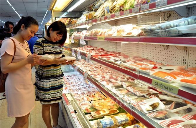 Người tiêu dùng mua thịt lợn tại siêu thị Hapro Mart Thanh Xuân (Hà Nội).