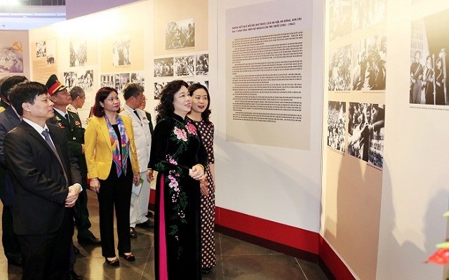 Phó Bí thư Thường trực Thành ủy Ngô Thị Thanh Hằng cùng các đại biểu tham quan triển lãm.