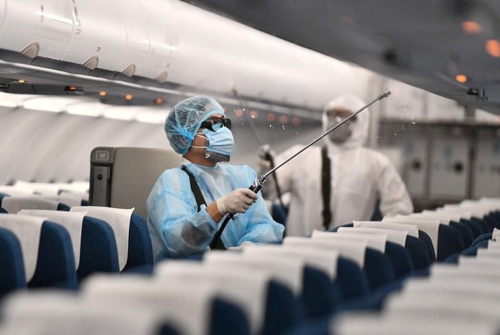 Cán bộ y tế phun khử trùng, khử khuẩn trên máy bay.
