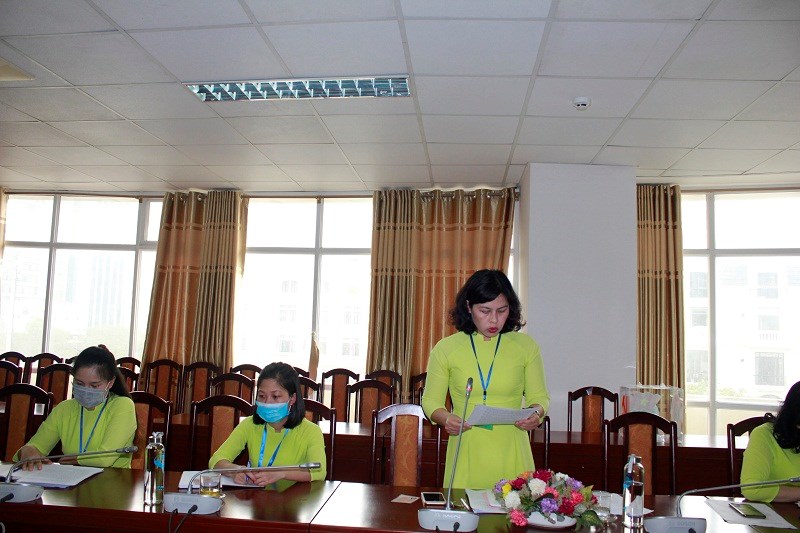 Đồng chí Nguyễn Thị Hiền Thúy- Ban Chính sách luật pháp phát biểu  tại  Đại hội  nội dung về 