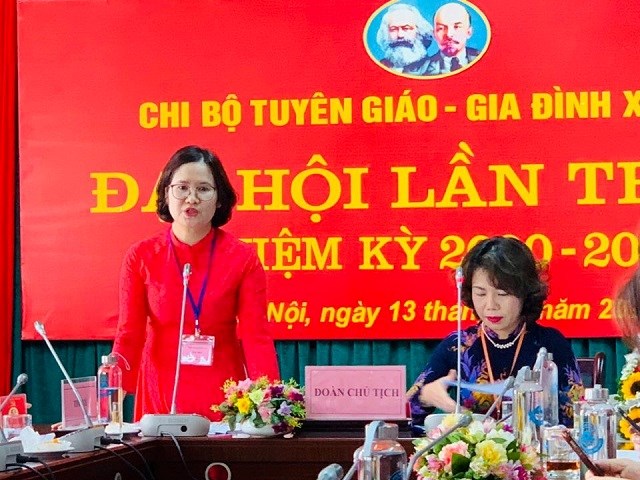 Đồng chí Nguyễn Thị Hường - Bí thư Chi bộ Ban Tuyên giáo - Gia đình xã hội khóa V nhiệm kỳ 2020-2022 thay mặt các đồng chí Chi ủy khóa mới ra mắt Đại hội.