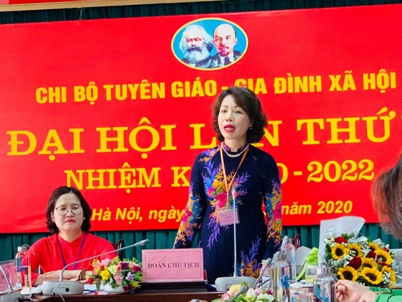 Đồng chí Đặng Thị Kim Liên - Bí thư Chi bộ Ban Tuyên giáo - GĐXH nhiệm kỳ 2017-2020 trình bày Báo cáo chính trị của Chi bộ tại đại hội.