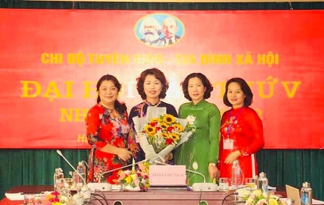 Các đồng chí lãnh đạo Hội LHPN Hà Nội tặng hoa đồng chí Đặng Thị Kim Liên - Bí thư Chi bộ Ban Tuyên giáo - GĐXH khóa IV.