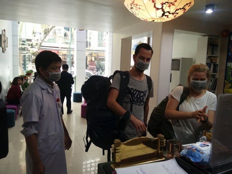Khách nước ngoài đến Hà Nội được hướng dẫn đeo khẩu trang, sát khuẩn tay và khai báo y tế