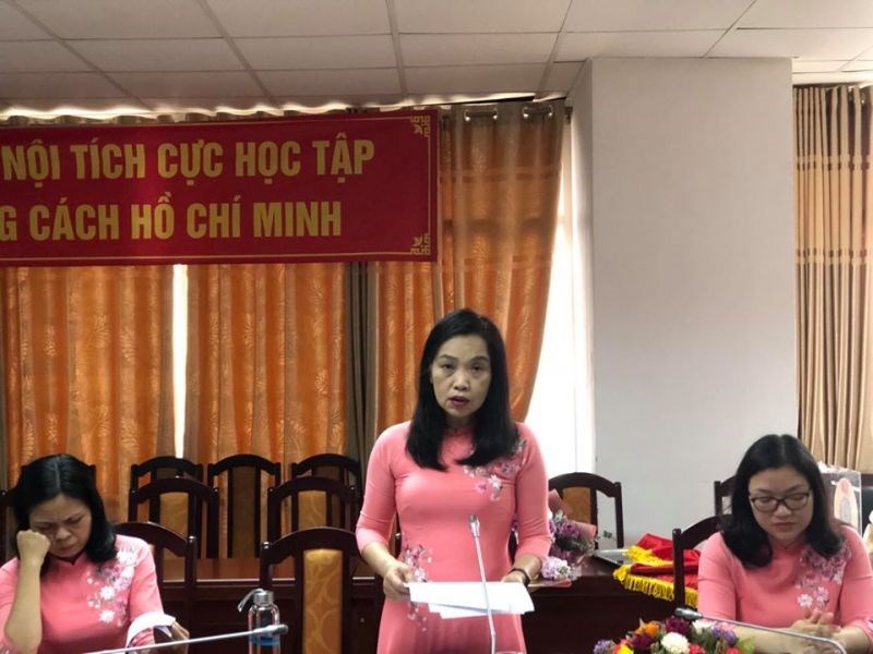 Đảng viên Nguyễn Thị Hồng Minh, Phó Giám đốc Trung tâm trình bày tham luận về đổi mới nâng cao chất lượng công tác đào tạo nghề và giới thiệu việc làm