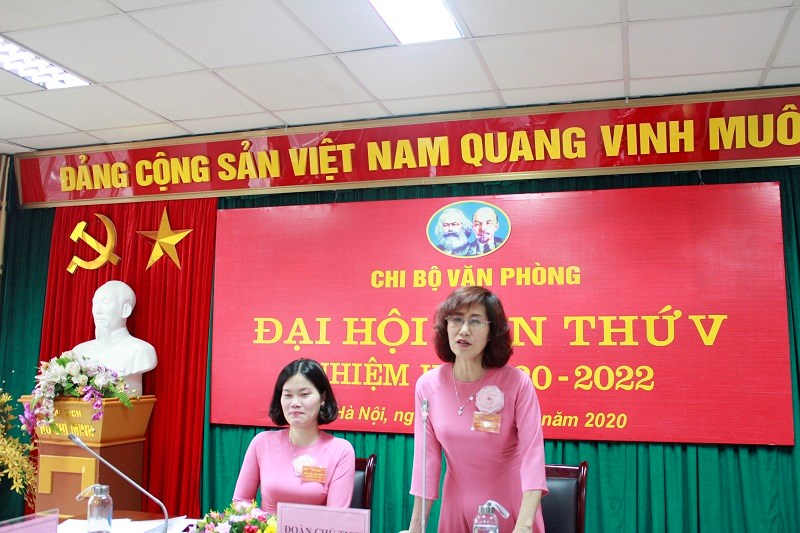 Đồng chí Nguyễn Thị Thu Hạnh- Bí thư Chi bộ khóa IV  trình bày Báo cáo tổng kết chi bộ  văn phòng nhiệm nhiệm kỳ 2017-2020