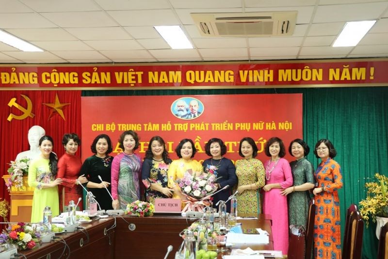 Các đồng chí lãnh đạo Hội, lãnh đạo Ban, Bí thư Chi bộ các ban chúc mừng đồng chí Nguyễn Thị Hảo trở thành Bí thư Chi bộ Trung tâm nhiệm kỳ mới