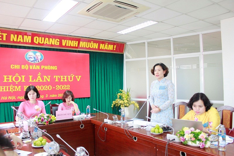 đồng chí: Lê Kim Anh- Bí thư Đảng Đoàn- Bí thư Đảng ủy- Chủ tịch Hội LHPN Hà Nội phát biểu tại đại hội