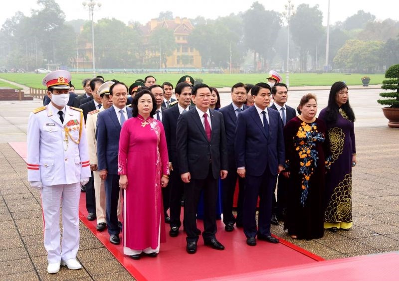 Đoàn đại biểu Thành ủy, HĐND, UBND, Ủy ban Mặt trận Tổ quốc Việt Nam thành phố Hà Nội vào Lăng viếng Chủ tịch Hồ Chí Minh.