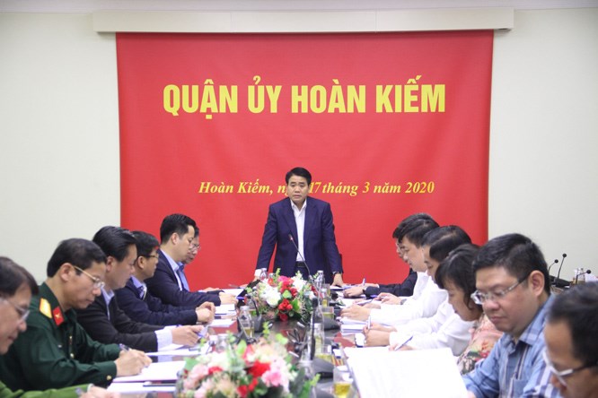 Chủ tịch UBND thành phố Nguyễn Đức Chung và các thành viên đoàn kiểm tra làm việc với lãnh đạo quận Hoàn Kiếm.