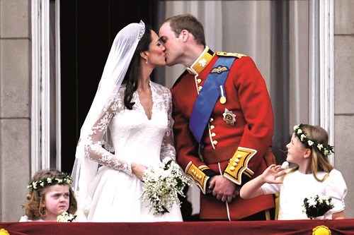 Nụ hôn “thế kỷ” trên ban công trong đám cưới Hoàng gia