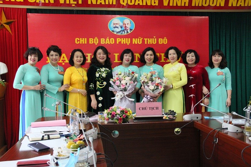 Các đồng chí lãnh đạo Hội LHPN Hà Nội tặng hoa chúc mừng Đại Hội Chi bộ Báo PNTĐ lần thứ V