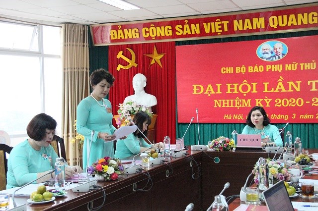 Đồng chí Lê Quỳnh Trang, Tổng biên tập Báo Phụ nữ Thủ Đô trình bày  tham luận về 