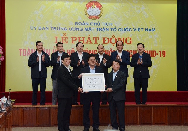 Thủ tướng Nguyễn Xuân Phúc và đại diện lãnh đạo các bộ, ngành tiếp nhận sự ủng hộ dịch Covid-19 từ Tập đoàn Điện lực Việt Nam.