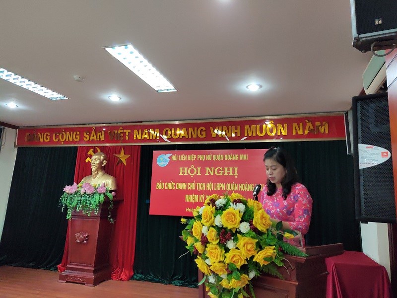 Đồng chí Trần Thu Hiền- Phó Chủ tịch Hội LHPN quận Hoàng Mai công bố các quyết định về công tác cán bộ của BTV quận ủy và Hội cấp trên