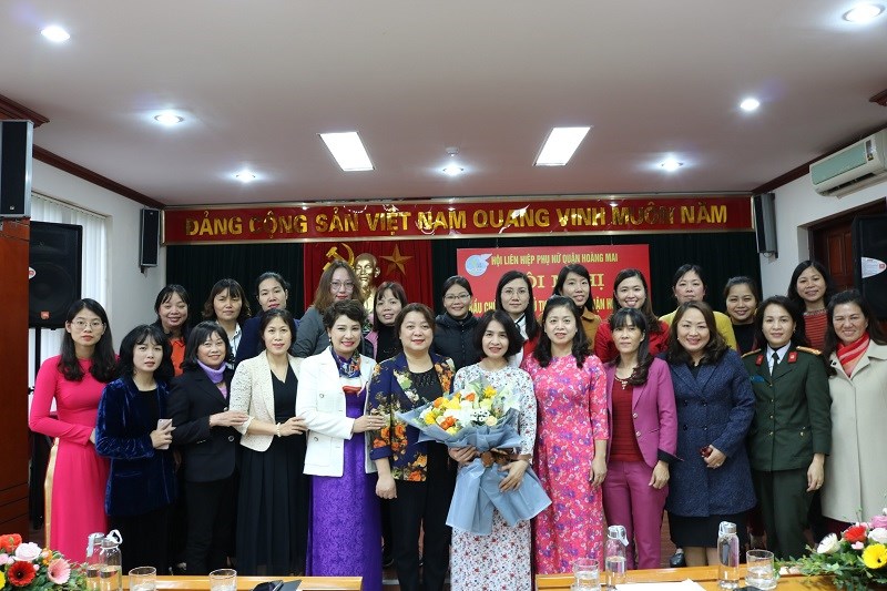Các đồng chí Lãnh đạo Hội LHPN Hà Nội, Báo Phụ nữ Thủ đô chúc mừng đồng chí Nguyễn Lệ Hằng tân Chủ tịch Hội LHPN quận Hoàng Mai
