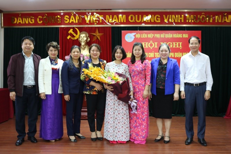 Các đại biểu chúc mừng đồng chí Nguyễn Lệ Hằng- Tân Chủ tịch Hội LHPN quận Hoàng Mai