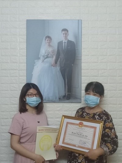 Gia đình bà Trịnh Thị Ngọc Minh nhận Giấy khen của UBND Phường vì thành tích gương mẫu, chủ động, tích cực thực hiện các biện pháp phòng, chống dịch Covid-19