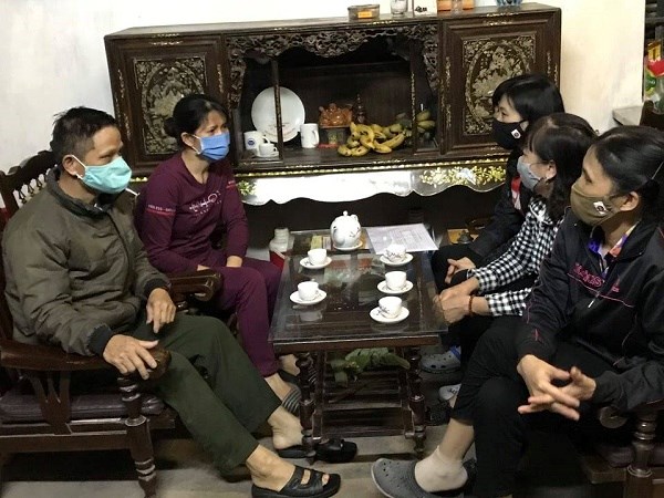 Các cán bộ phụ nữ đến nhà tuyên truyền, vận động gia đình hội viên ở thôn Tiên Hội cân nhắc thời gian tổ chức đám cưới cho con để phòng chống dịch Covid-19