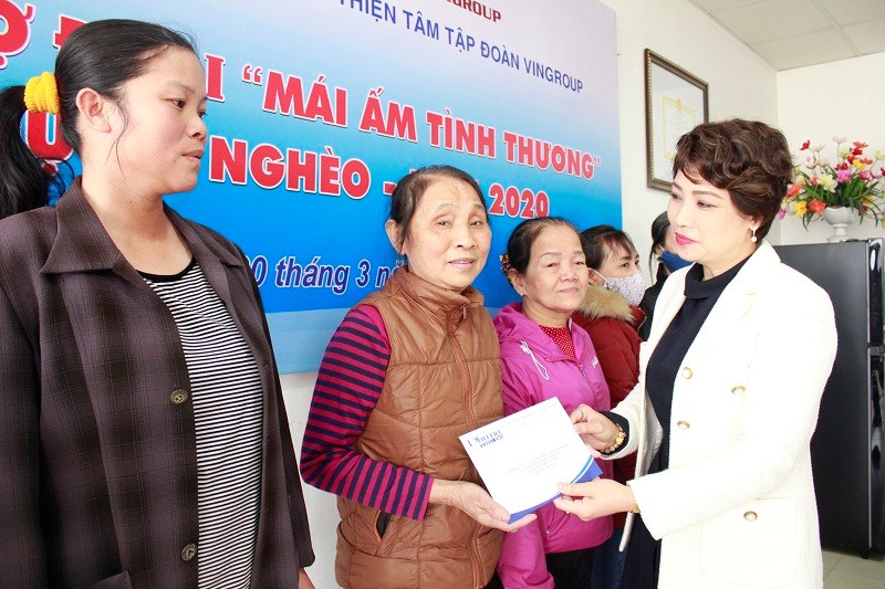Đồng chí Lê Quỳnh Trang- Tổng biên tập Báo Phụ nữ Thủ đô trao hỗ trợ 