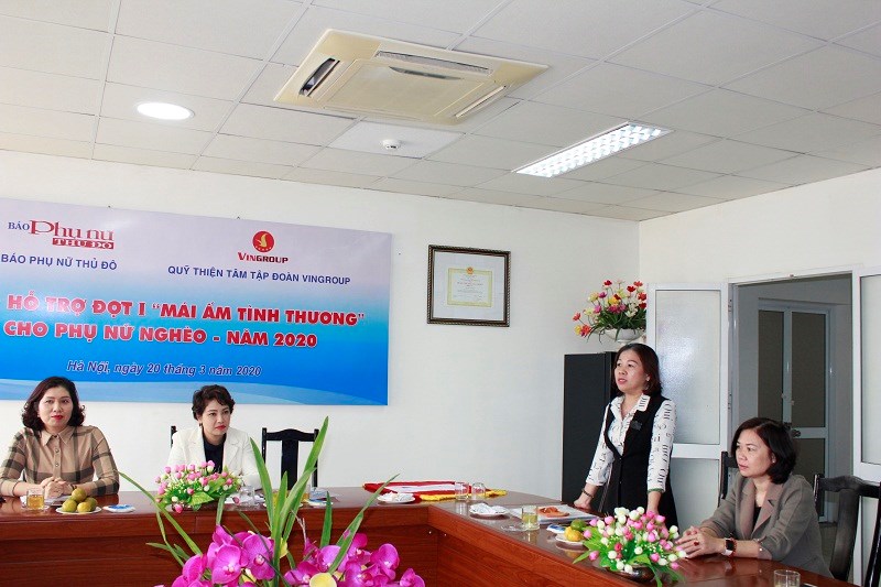 Đồng chí Trần Thị Việt Hoa- Phó Chủ tịch Hội LHPN quận Long Biên phát biểu tại chương trình