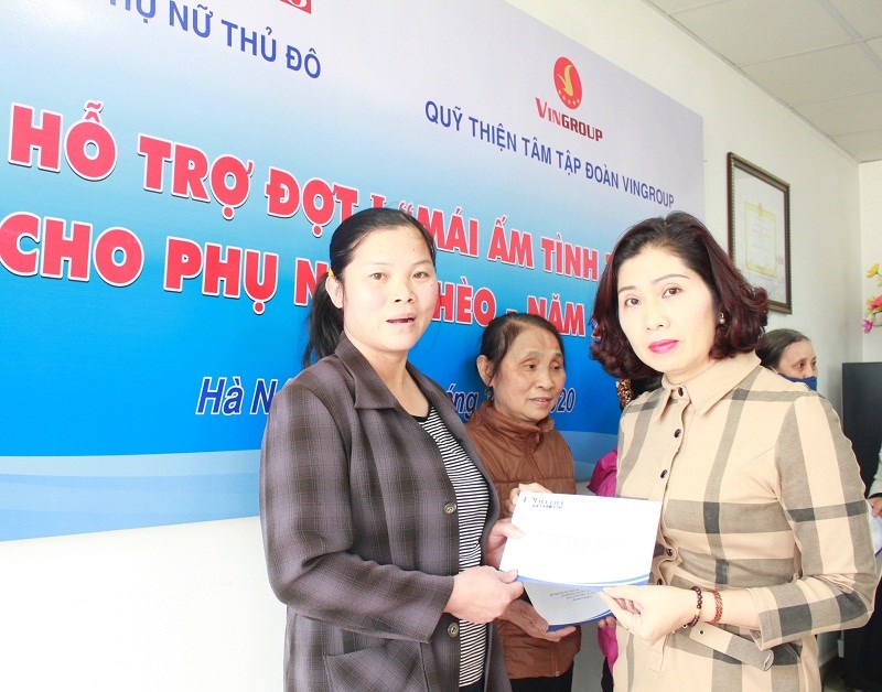 Đồng chí Lê Thị Hồng Minh- Phó Tổng biên tập báo Phụ nữ Thủ đô trao hỗ  trợ 'Mái ấm tình thương 