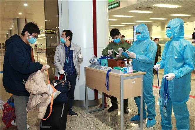 Người Việt Nam nhập cảnh tại sân bay được kiểm tra dịch tễ nghiêm ngặt.