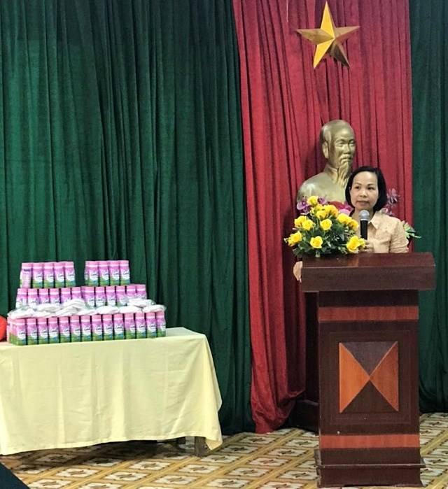 Chủ tịch Hội LHPN Quận Hà Đông Lại  Hà Phương phát biểu tại Trung tâm nuôi dưỡng trẻ mồ côi Hà Cầu. (Ảnh: P. V)