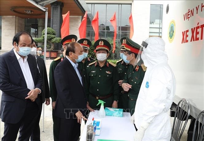 Thủ tướng Nguyễn Xuân Phúc kiểm tra tại xe xét nghiệm cơ động, Viện Y học dự phòng Quân đội. Ảnh: Thống Nhất/TTXVN