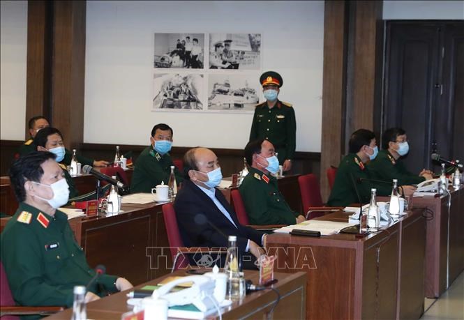 Thủ tướng Nguyễn Xuân Phúc và các đại biểu làm việc trực tuyến với 50 điểm cầu trong toàn quân tại điểm cầu Cục Quân y, Hà Nội. Ảnh: Thống Nhất/TTXVN