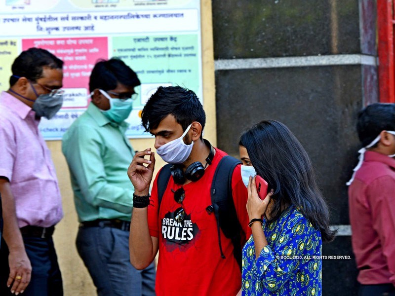 Người dân Ấn Độ đeo khẩu trang ở thủ đô New Delhi ngày 12-3. Ảnh: AFP