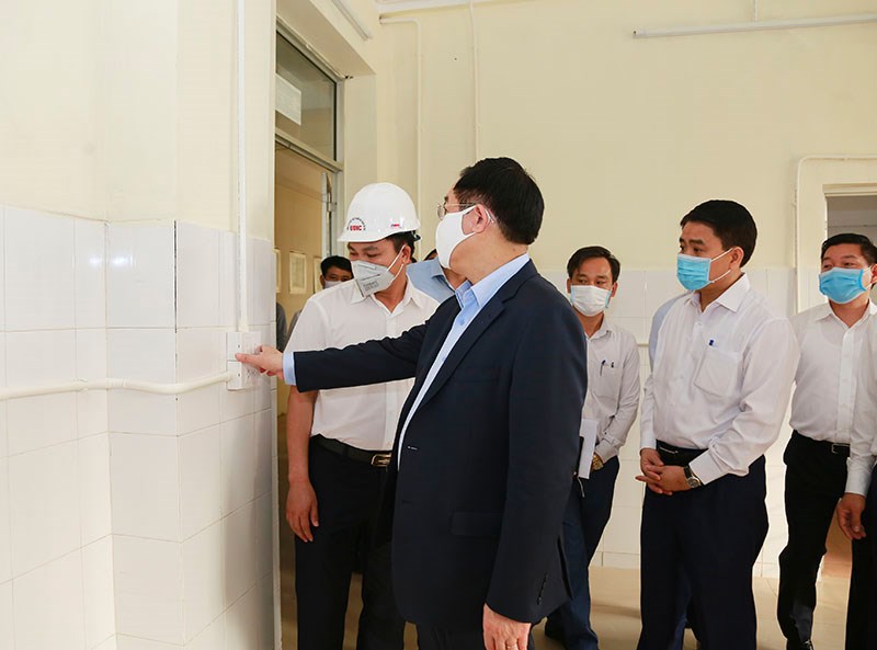 Bí thư Thành ủy Vương Đình Huệ cùng lãnh đạo TP kiểm tra tiến độ bệnh viện dã chiến Mê Linh.