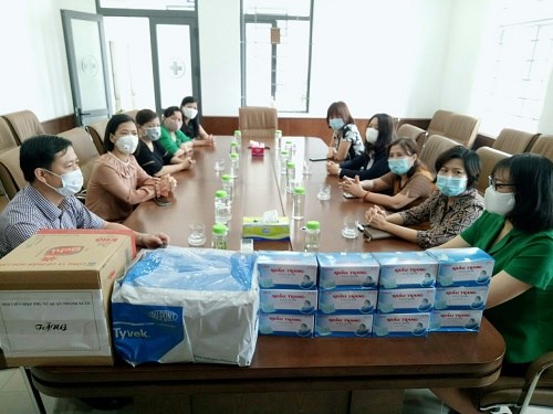 Cán bộ hội viên phụ nữ Hội LHPN quận Thanh Xuân thăm,  động viên các cán bộ, nhân viên Trung tâm y tế Quận