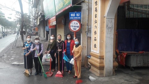 Cán bộ, hội viên Hội LHPN quận Thanh Xuân tổng vệ sinh môi trường để phòng chống dịch bệnh Covid-19