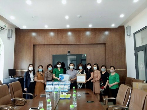 Chủ tịch Hội LHPN quận Thanh Xuân Trịnh Thị Hồng Thủy cùng các cán bộ hội viên Hội LHPN quận Thanh Xuân tặng quà Trung tâm Y tế Quận